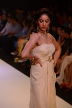 Model walk the ramp for Kashi Jewels on Day 4 of IIJW 2013 on 7th Aug 2013 (67).JPG